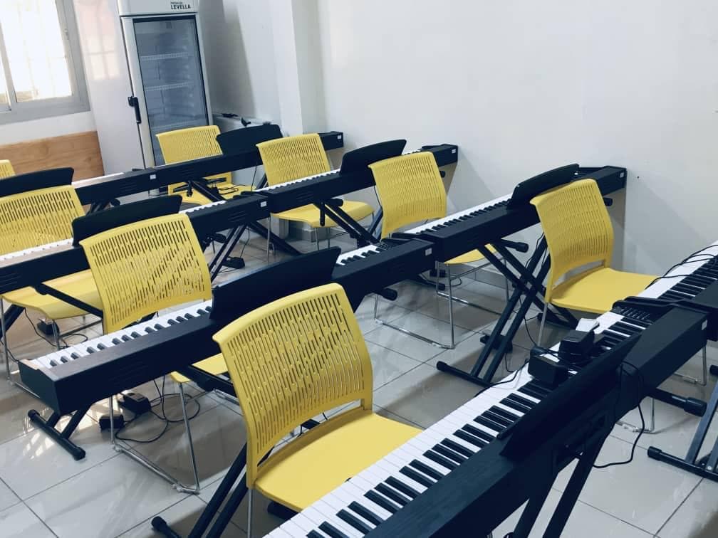 Keyboard classroom with rows of digital pianos
